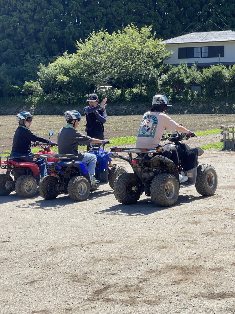 カーブ、切り株、坂道！