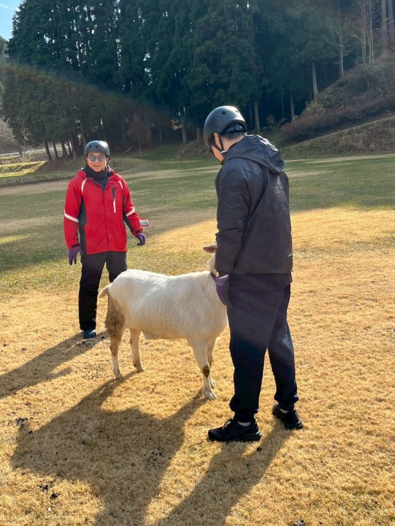 ラクダ色の山にバギー人